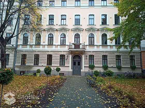 Примерно в начале июня собственник сдает 3-комнатную квартиру в довоенном Рига