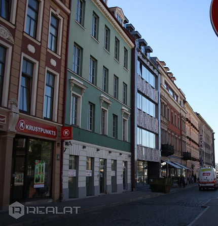 Pārdod plašas biroja telpas, pašā Rīgas centrā.  Ielas māja, ieeja no ielas, ir lifts, logi Rīga - foto 10