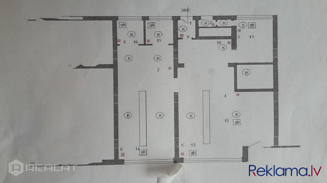 Māja un mājas ekstras - renovēta māja, fasādes māja, logi vērsti mājas abās pusēs. Rīga - foto 6