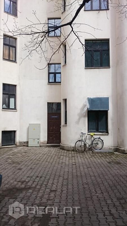 Māja un mājas ekstras - renovēta māja, fasādes māja, logi vērsti mājas abās pusēs. Rīga - foto 10