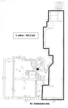 Māja un mājas ekstras - renovēta māja, fasādes māja, logi vērsti mājas abās pusēs. Teritorija - ieej Rīga