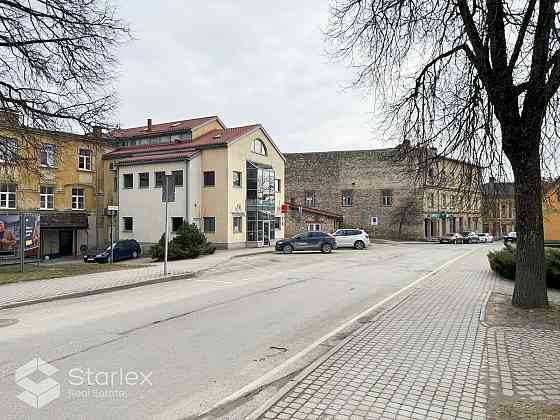 Pārdod biroju ēku Cēsu pilsētas centrā ar dažādām komerciālām pielietošanas iespējām. Ēka celta 2002 Cēsis un Cēsu novads