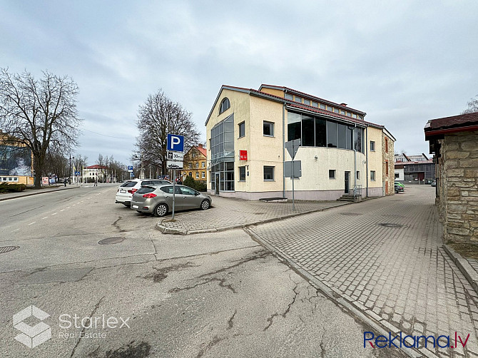 Pārdod biroju ēku Cēsu pilsētas centrā ar dažādām komerciālām pielietošanas iespējām. Cēsis un Cēsu novads - foto 2