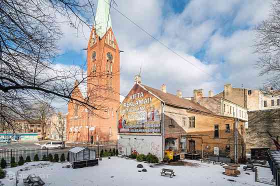 Pārdod daudzdzīvokļu māju Rīgas centrā Brīvības ielā ar kopējo platību 598 kv. m.  Ēkā ir 3 dzīvokļi Rīga