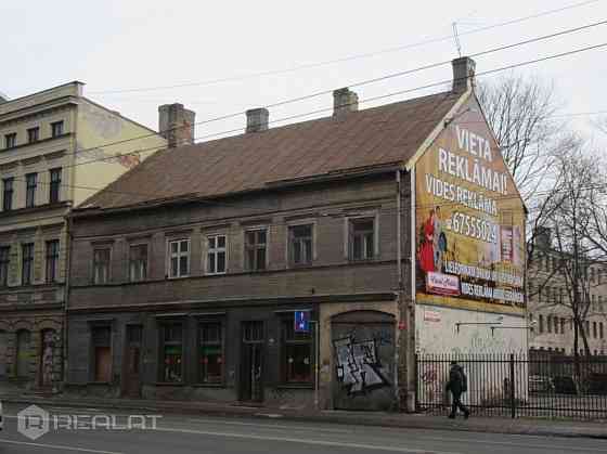 Pārdod daudzdzīvokļu māju Rīgas centrā Brīvības ielā ar kopējo platību 598 kv. m.  Ēkā ir 3 dzīvokļi Rīga