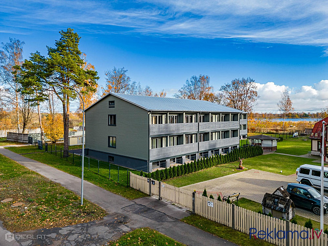 Stilīga un ērta peldoša vasaras māja, ko var novietot jebkurā vietā tieši uz ūdens. Jūrmala - foto 1