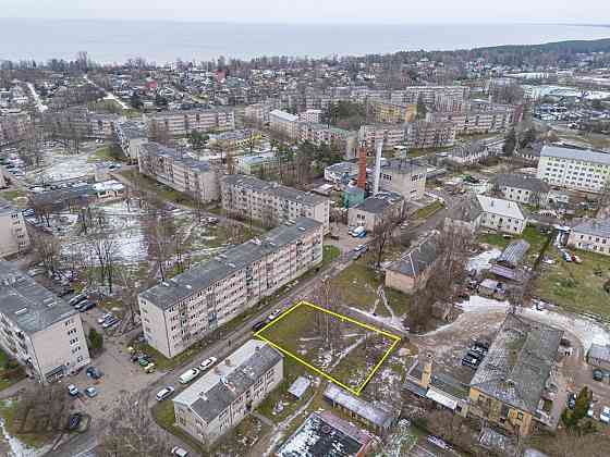 Pārdod zemes platību pašā Kauguru centrā dauddzīvokļu māju rajonā.
Zemes platības atļautā izmantošan Jūrmala