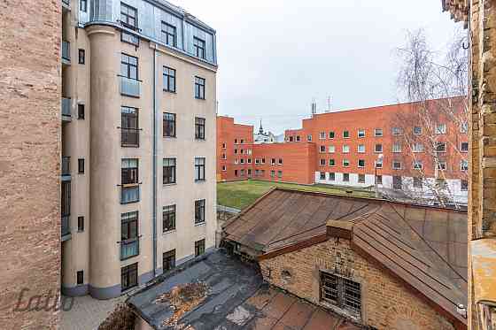 Pārdod piecistabu dzīvokli klusajā centrā, pagalma mājā. Labierīcībās gan duša, gan vanna. Dzīvoklim Рига