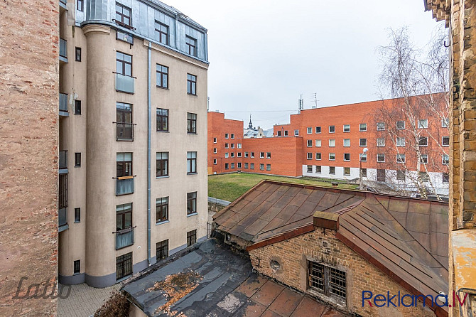 Pārdod piecistabu dzīvokli klusajā centrā, pagalma mājā. Labierīcībās gan duša, gan vanna. Dzīvoklim Рига - изображение 4