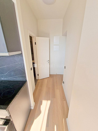 Jaunceltne, slēgts pagalms, ieeja no pagalma, ir lifts, divi balkoni 3 m2, terase 29,20 m2, logi Rīga - foto 17