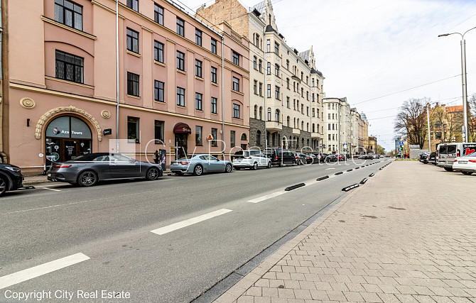 Zeme īpašumā, fasādes māja, renovēta māja, ieeja no ielas, ir lifts, kāpņu telpa pēc Rīga - foto 20