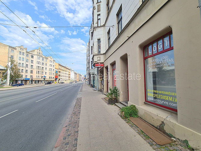 Fasādes māja, renovēta māja, ieeja no ielas, kāpņu telpa pēc kosmētiskā remonta, logi Rīga - foto 7