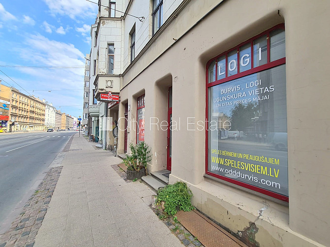 Fasādes māja, renovēta māja, ieeja no ielas, kāpņu telpa pēc kosmētiskā remonta, logi Rīga - foto 8