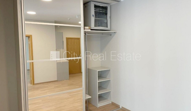 Renovēta māja, luksuss apartamenti  82 m2, ir lifts, kāpņu telpa pēc kapitālā remonta, logi Rīga - foto 5