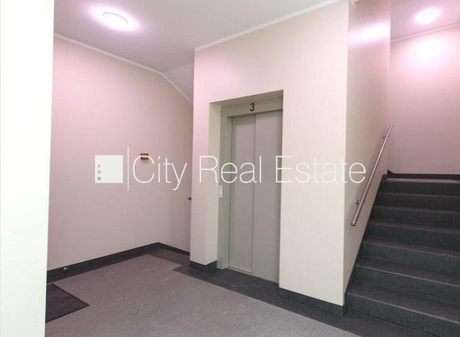 Renovēta māja, luksuss apartamenti  82 m2, ir lifts, kāpņu telpa pēc kapitālā remonta, logi Rīga - foto 13