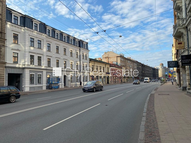 Fasādes māja, ieeja no ielas, kāpņu telpa pēc kosmētiskā remonta, logi vērsti mājas abās Rīga - foto 16