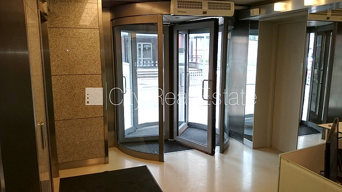 Fasādes māja, renovēta māja, ieeja no ielas, ir lifts, kāpņu telpa pēc kapitālā remonta, Rīga - foto 14