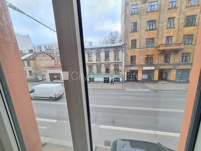 Fasādes māja, renovēta māja, ieeja no ielas, ir lifts, kāpņu telpa pēc kosmētiskā remonta, Rīga - foto 17