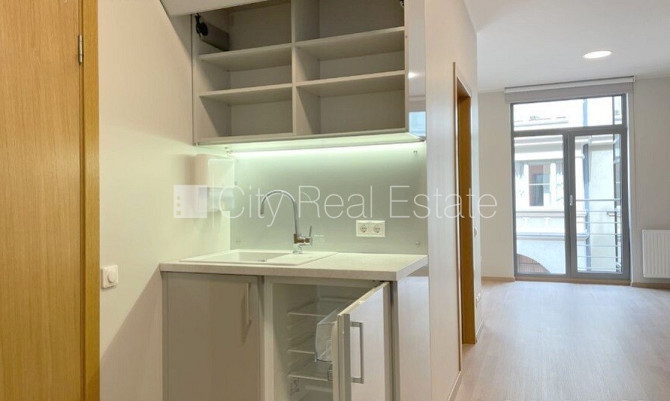 Renovēta māja, luksuss apartamenti  82 m2, ir lifts, kāpņu telpa pēc kapitālā remonta, logi Rīga - foto 9