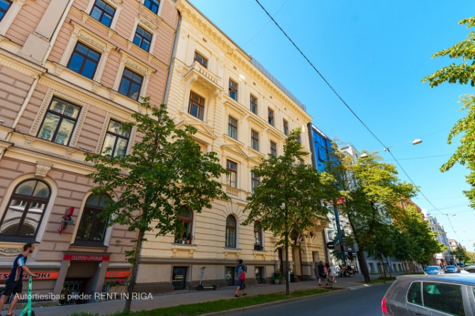 Iegādei tiek piedāvāts Namīpašums ar renovētu fasādei Stabu ielā 18.  Kopējā platība Rīga - foto 1