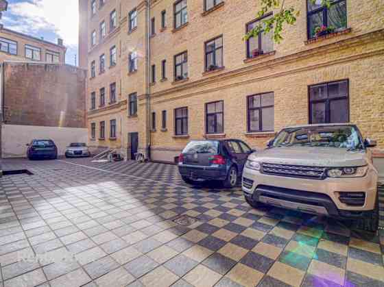 Piedāvājumā dzīvokļi Rīgas centrā. Īpašumam divas ēkas fasādes un pagalma.  Trīsistabu dzīvoklis ar  Рига