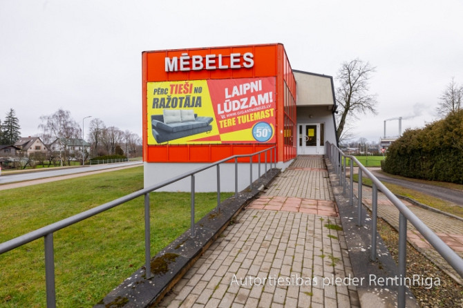 2007. gadā būvēta ēka ar plašu autostāvvietu.  Ēka 1017 m2 Zeme 1462 m2  + Īpašums labā Valmiera un Valmieras novads - foto 6