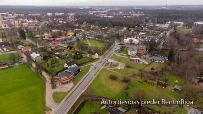 2007. gadā būvēta ēka ar plašu autostāvvietu.  Ēka 1017 m2 Zeme 1462 m2  + Īpašums labā Valmiera un Valmieras novads - foto 2