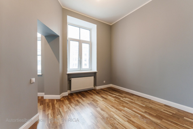 Iegādei pieejams studio tipa dzīvoklis renovēta ēka pašā Rīgas centrā.  Šī ir lieliska Rīga - foto 7