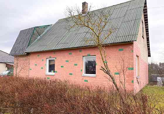 Pārdod ģimenes savrupmāju Alūksnē. Gatava ģimenes māja dzīvošanai.
Īpašuma atrodas klusā privātmāju  Alūksne un Alūksnes novads