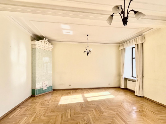 Reprezentabls dzīvoklis pašā pilsētas centrā ar skatu uz parku. No 2 istabu logiem paveras Rīga - foto 12