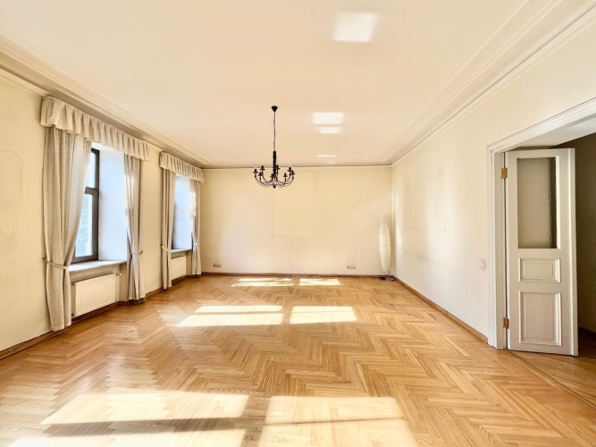 Reprezentabls dzīvoklis pašā pilsētas centrā ar skatu uz parku. No 2 istabu logiem paveras Rīga - foto 15