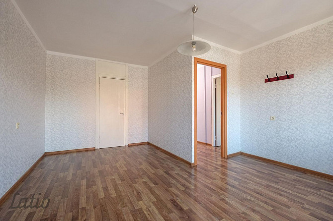 Pārdošanā plašs 1- istabas dzīvoklis Dārzciemā. Dzīvokļa plānojums - plaša istaba ar Rīga - foto 3