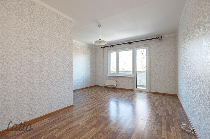 Pārdošanā plašs 1- istabas dzīvoklis Dārzciemā. Dzīvokļa plānojums - plaša istaba ar Rīga - foto 2