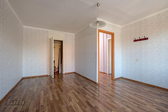 Pārdošanā plašs 1- istabas dzīvoklis Dārzciemā. Dzīvokļa plānojums - plaša istaba ar Rīga - foto 4