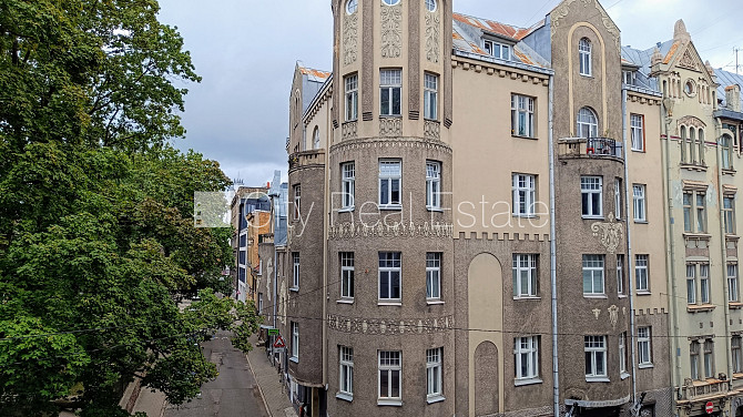 Fasādes māja, renovēta māja, ir lifts, kāpņu telpa pēc kapitālā remonta, viena istaba Rīga - foto 12