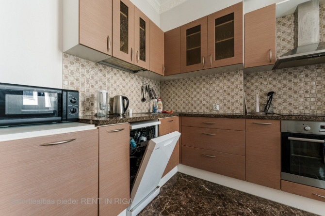 For rent a spacious 3 bedroom apartment in the very center of Riga. Fully furnished and equipped.    Рига - изображение 14