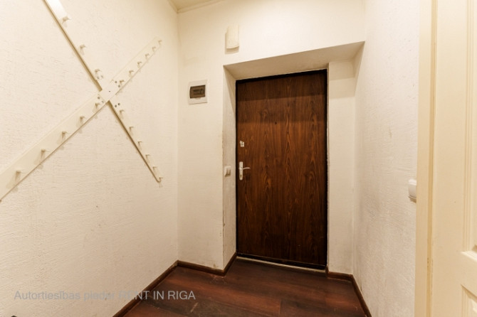 Tiek pārdots kompakta izmēra 2-istabu dzīvoklis.    Dzīvoklī ir uzstādīta iebūvēta Rīga - foto 18