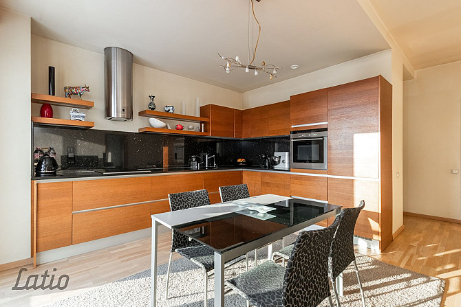 Pārdod plašu un saulainu, izvietotu ēkas dienvidu pusē, trīs istabu dzīvokli netālu no Mēbeļu nama,  Рига - изображение 16