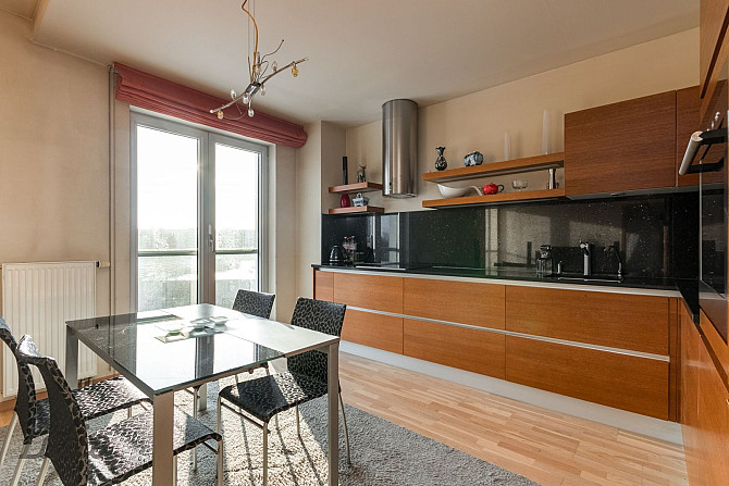 Pārdod plašu un saulainu, izvietotu ēkas dienvidu pusē, trīs istabu dzīvokli netālu no Rīga - foto 17