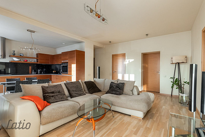 Pārdod plašu un saulainu, izvietotu ēkas dienvidu pusē, trīs istabu dzīvokli netālu no Mēbeļu nama,  Рига - изображение 13