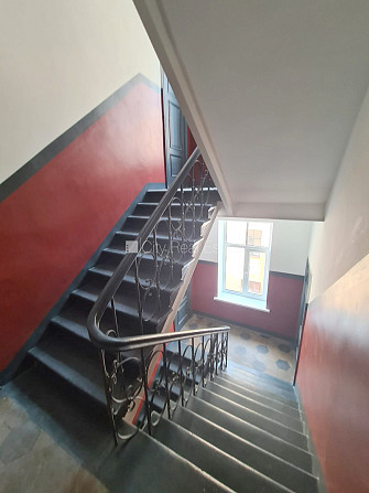 Fasādes māja, renovēta māja, ieeja no ielas, kāpņu telpa pēc kapitālā remonta, logi Rīga - foto 16
