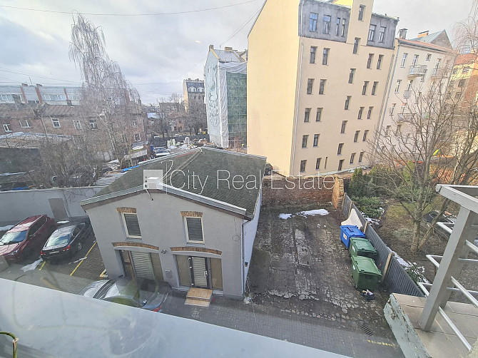 Jaunceltne, fasādes māja, ieeja no ielas, ir lifts, kāpņu telpa pēc kapitālā remonta, logi Rīga - foto 8