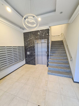 Jaunceltne, fasādes māja, ieeja no ielas, ir lifts, kāpņu telpa pēc kapitālā remonta, logi Rīga - foto 15