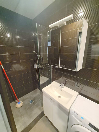 Jaunceltne, fasādes māja, ieeja no ielas, ir lifts, kāpņu telpa pēc kapitālā remonta, logi Rīga - foto 12