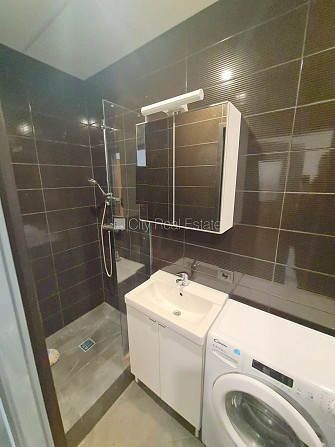 Jaunceltne, fasādes māja, ieeja no ielas, ir lifts, kāpņu telpa pēc kapitālā remonta, logi Rīga - foto 11