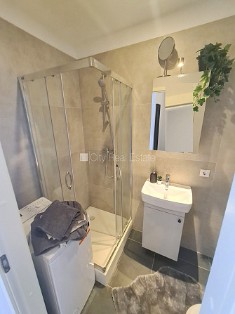 Fasādes māja, renovēta māja, ieeja no ielas, kāpņu telpa pēc kapitālā remonta, logi Rīga - foto 7