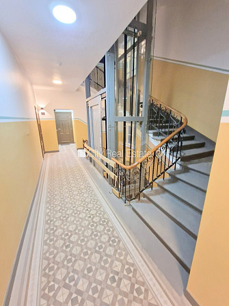 Fasādes māja, renovēta māja, slēgts pagalms, ieeja no ielas, puspagrabs, kāpņu telpa pēc Rīga - foto 12