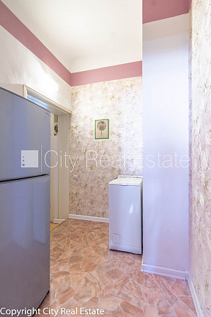 Fasādes māja, renovēta māja, ir lifts, kāpņu telpa pēc kapitālā remonta, viena istaba Rīga - foto 13