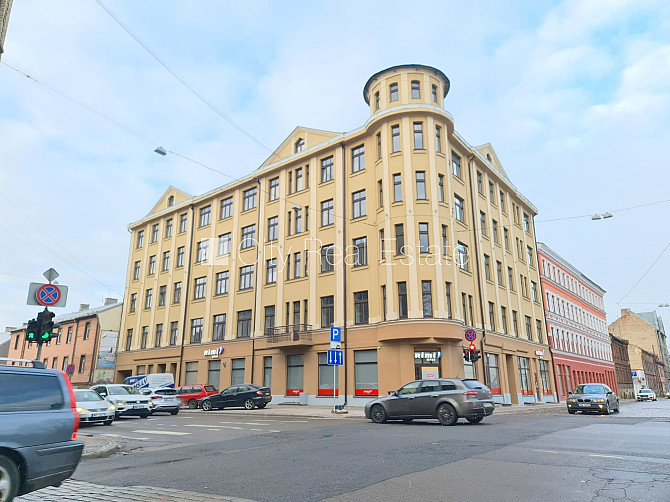 Fasādes māja, renovēta māja, slēgts pagalms, ieeja no pagalma, kāpņu telpa pēc kapitālā Rīga - foto 16