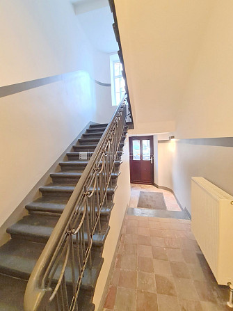 Fasādes māja, renovēta māja, slēgts pagalms, ieeja no pagalma, kāpņu telpa pēc kapitālā Rīga - foto 14